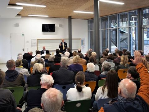 Bildvergrößerung: Die Mensa des Georg-Herwegh-Gymnasiums war bis auf den letzten Platz gefüllt, einige Teilnehmer mussten schon auf den Tischen Platz nehmen.