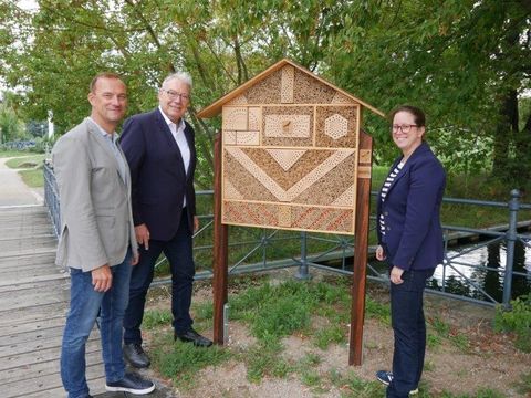 Bildvergrößerung: schmieden-muschner-schrod-thiel-vor-dem-insektenhotel-von-links-nach-rechts.jpg