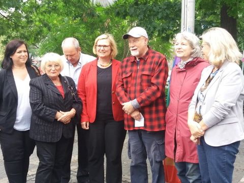 Bildvergrößerung: V. l. n.r.: Bezirksverordnete Melanie und Ingrid Kühnemann, Bezirksstadtrat Daniel Krüger, Bezirksbürgermeisterin Angelika Schöttler, Gerhard Hoffmann vom Regenbogenfonds e. V., Dr. Elisabeth Ziemer, Bezirksbürgermeisterin a. D., und Bezirksstadträtin Dr. Sibyll Klotz