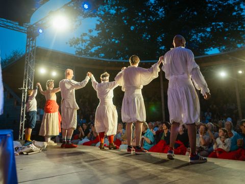 Bildvergrößerung: Schauspieler:innen der Shakespeare Company werden auf der Bühne vom Publikum beklatscht