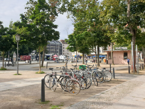 die Seitliche Sicht auf den Leopoldplatz. Fahrradständer und das Café Leo sind zu sehen.