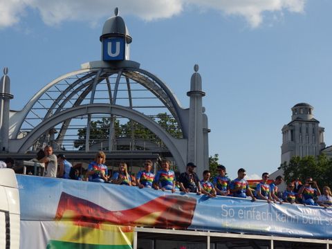 Der CSD führt am Nollendorfplatz vorbei