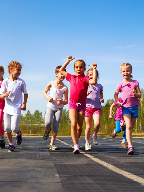 Kinder laufen auf Sportplatz