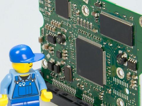 Lego Mann vor Platine