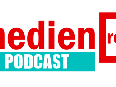 roter Schriftzug medienrot, darunter weißer Schirftzug Podcast auf trükisem Hintergrund