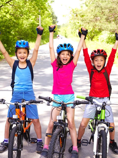 Begeisterte Kinder mit Fahrrädern