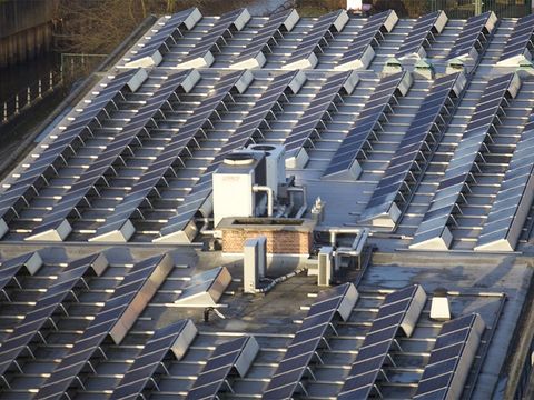 Solarmodule auf Industriedach
