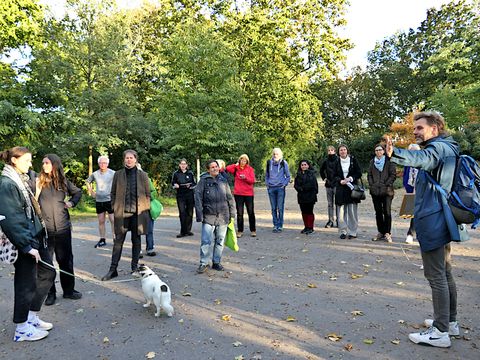 Rundgang zur Biodiversitaet im Fritz-Schloss-Park und Umgebung