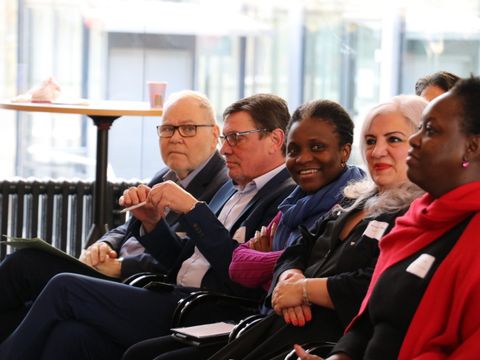 Hans Marien, Lutz Mania, Maimouna Ouattara, Sibel Duyar-Aydinli und Carolyn Kanja (vl.)