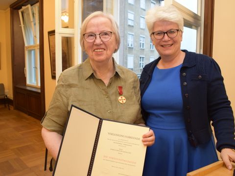 Bezirksbürgermeisterin Stefanie Remlinger überreichte die Ordensinsignien stellvertretend für den Bundespräsidenten an Szwecow-Szewczyk.