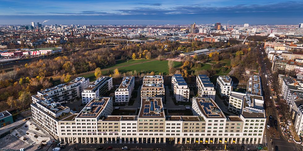 Mehrfamilienhaus mit Solaranlage auf dem Dach