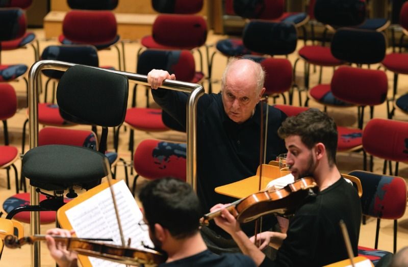 Daniel Barenboim probt mit Studierenden im Pierre Boulez Saal