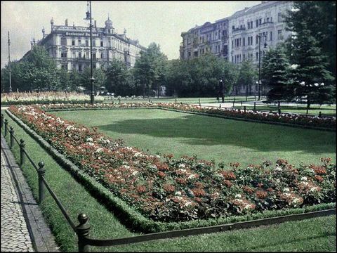 Erwin Barth - Savignyplatz, alter Zustand mit Pelargonienrabatten, um 1914