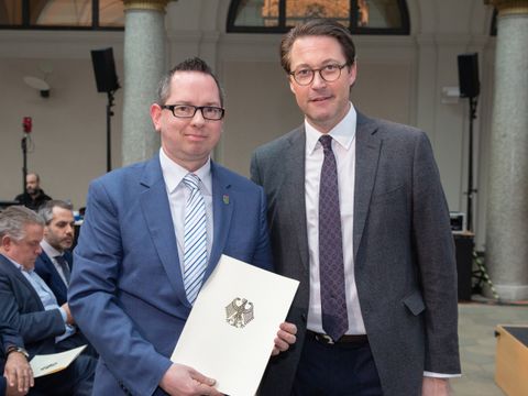 Bildvergrößerung: Übergabe des Zukunfts-Schecks von Bundesminister Scheuer (re.) an Bezirksbürgermeister Igel (li.)