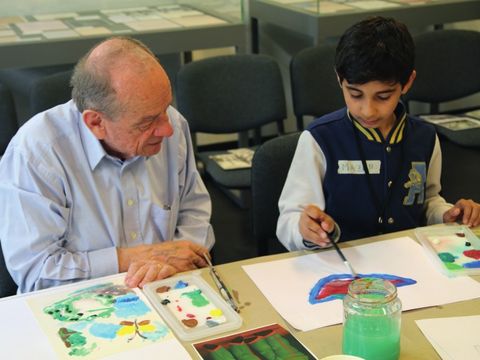 In der Malwerkstatt „Spielende Kinder in der Stadt“ mit Dieter Goltzsche und der Willkommensklasse der Anne-Frank-Grundschule Berlin Tiergarten, April 2016