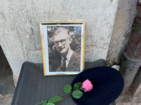 Foto von Wolfgang Waterstraat vor dem Haus in der Karl-Marx-Straße 196, wo er zuletzt mit seiner Frau und seinen Kindern gewohnt hat.