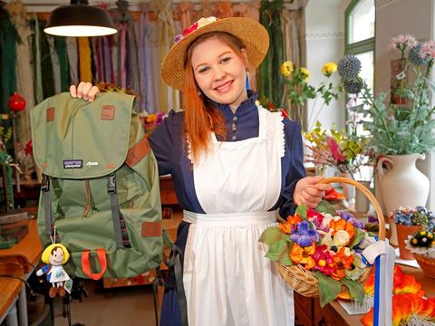 Blumenmädchen Doreen Berger präsentiert den Rucksack der Aktion "Deutschland packt den Wanderrucksack"