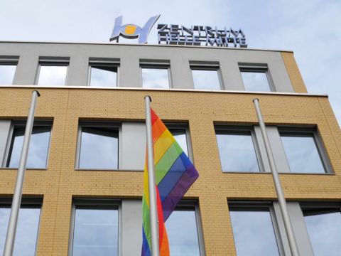 IDAHOBIT 2022 - Die Regenbogenflagge weht auf dem Alice-Salomon-Platz vor dem Rathaus Marzahn-Hellersdorf