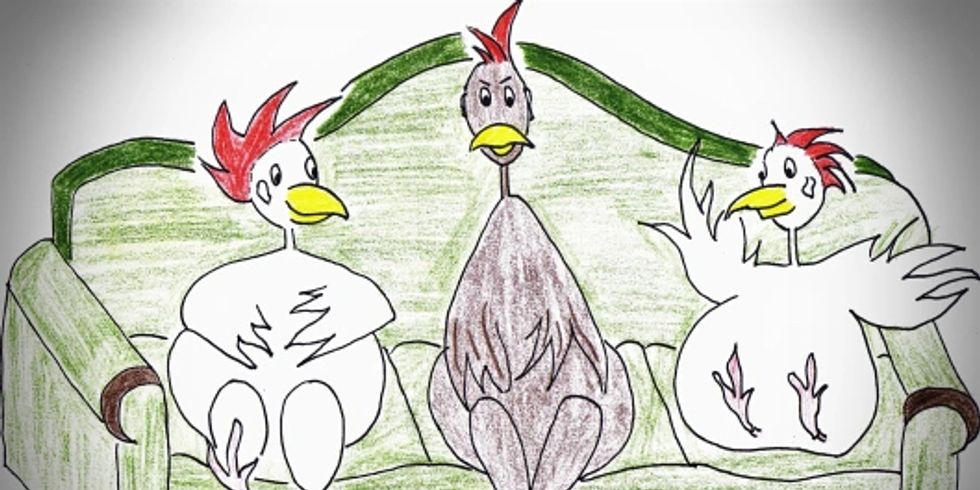 gemalte Hühner auf dem Sofa