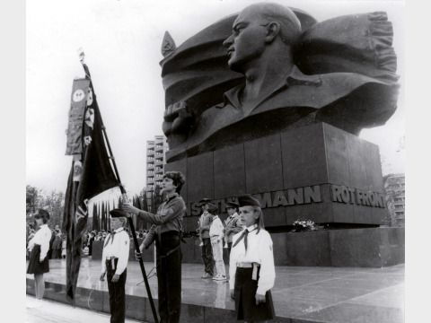 Mahnwache der „Jungen Pioniere“ vor dem Ernst-Thälmann-Denkmal, 1986