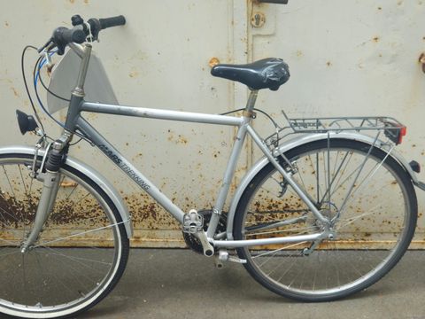 Silber-graues Herrenfahrrad