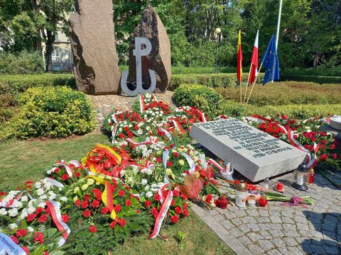 Kränze am Gedenkort "80 Jahre Warschauer Aufstand" in Warschau