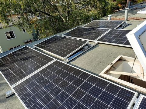 Solaranlage auf dem Dach in der Papageiensiedlung