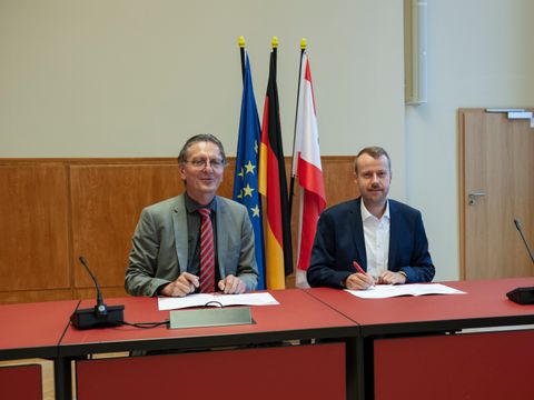 Bildvergrößerung: Christian Gaebler (Senator für Stadtentwicklung, Bauen und Wohnen) und Patrick Steinhoff (Bezirksstadtrat für Stadtentwicklung)