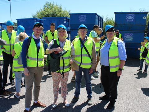 25. Juni 2024: Die Steglitz-Zehlendorfer Blaumhelm-Delegation beim Besuch des Wertstoffhofs Angelskog (v.l.n.r. Sebastian Leskien, Cerstin Richter-Kotowski, Michael Zwilling und Volker Semler)