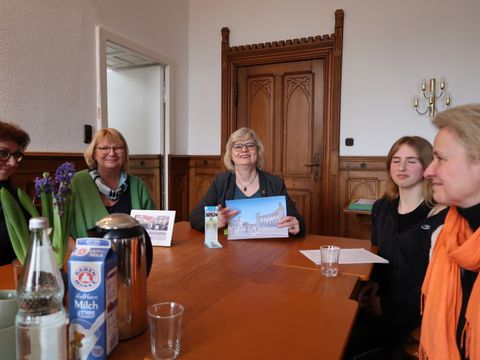 21. Februar 2024: Delegationsbesuch der Gail-S.-Halvorsen-Schule bei Bezirksstadträtin Richter-Kotowski im Rathaus Steglitz