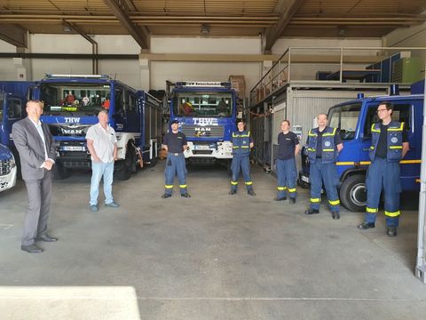 Bildvergrößerung: Schulstadtrat Tobias Dollase (links), THW-Ortsbeauftragter Sven Jenning (2.v.l.) und Mitglieder des THW-Ortsverbandes Reinickendorf auf dem Gelände an der Flottenstraße