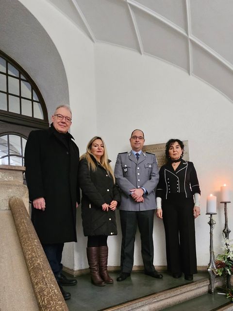 Bildvergrößerung: (v.l.n.r.) Bezirkstadtrat Harald Muschner, Oberstleutnant Tillmann Albinus (Kreisverbindungskommandeur der Bundeswehr), Stellvertretende BVV Vorsteherin Sevda Boyraci und Bezirksbürgermeisterin Emine Demirbüken-Wegner