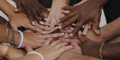 Viele Hände einer Gruppe verschiedener Menschen mit unterschiedlicher Hautfarbe