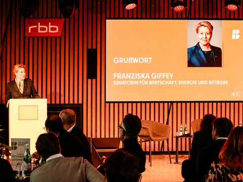 Franziska Giffey auf der Bühne der Solarcity Konferenz 2024, sie hält das Grußwort.