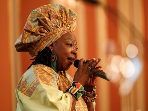 Bildvergrößerung: Sängerin Djatour Touré singt.