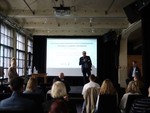 Bildvergrößerung: Michael Pawlik, Leiter der Wirtschaftsförderung Steglitz-Zehlendorf, bei seinem Vortrag im Goerzwerk