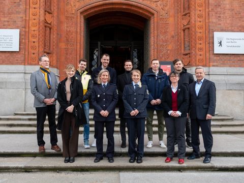 Willkommen zuhause! Die Berliner Olympiateilnehmer*innen vor dem Roten Rathaus 