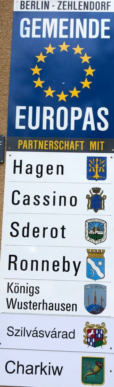 Partnerschaftstafel mit den sieben Städtepartnerschaften des Altbezirks Zehlendorf (vor dem Rathaus Zehlendorf)