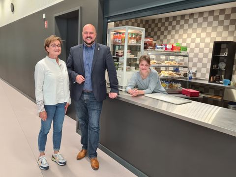 Neue Mensa in der Wolfgang-Borchert-Schule / Schulleiterin Daniela Mroncz, Bildungsstadtrat Frank Bewig und Catering-Mitarbeiterin Bianca Kühn