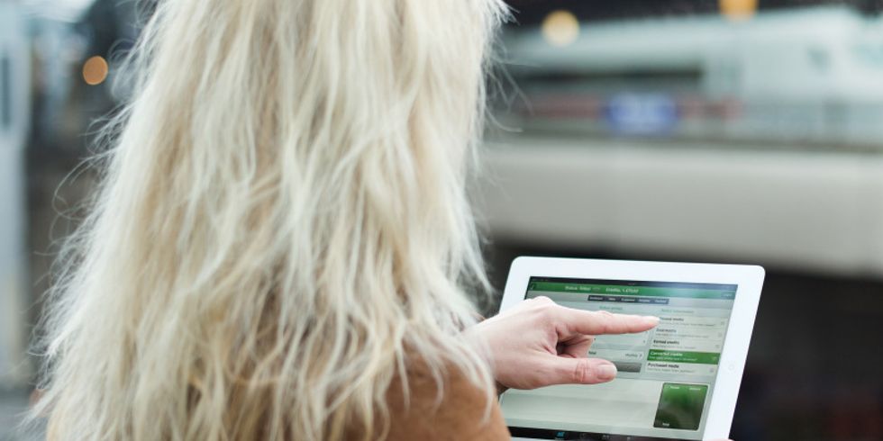 Frau mit Tablet PC