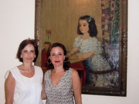 Mariangela Kamnitzer Bracco (rechts) mit ihrer Cousine Sandra Kamnitzer Braz (links) vor einem Gemälde, das die gemeinsame Großmutter Helene als junges Mädchen zeigt