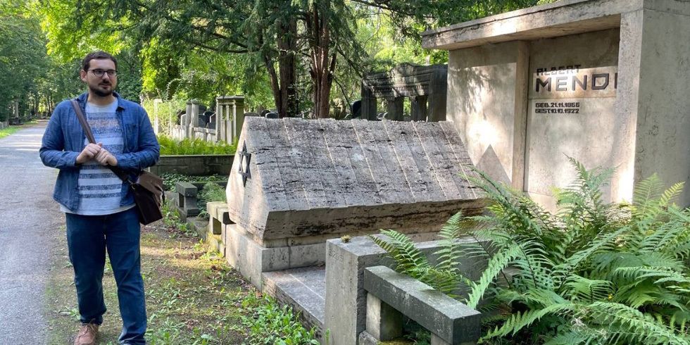 Jan Wilkens auf dem Jüdischen Friedhof in Weißensee