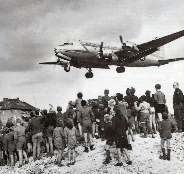 Rosinenbomber landet in Berlin-Tempelhof