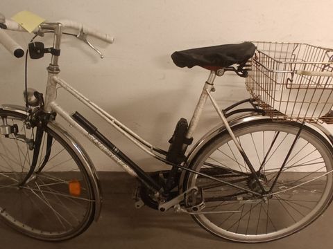 Weißes Damenfahrrad