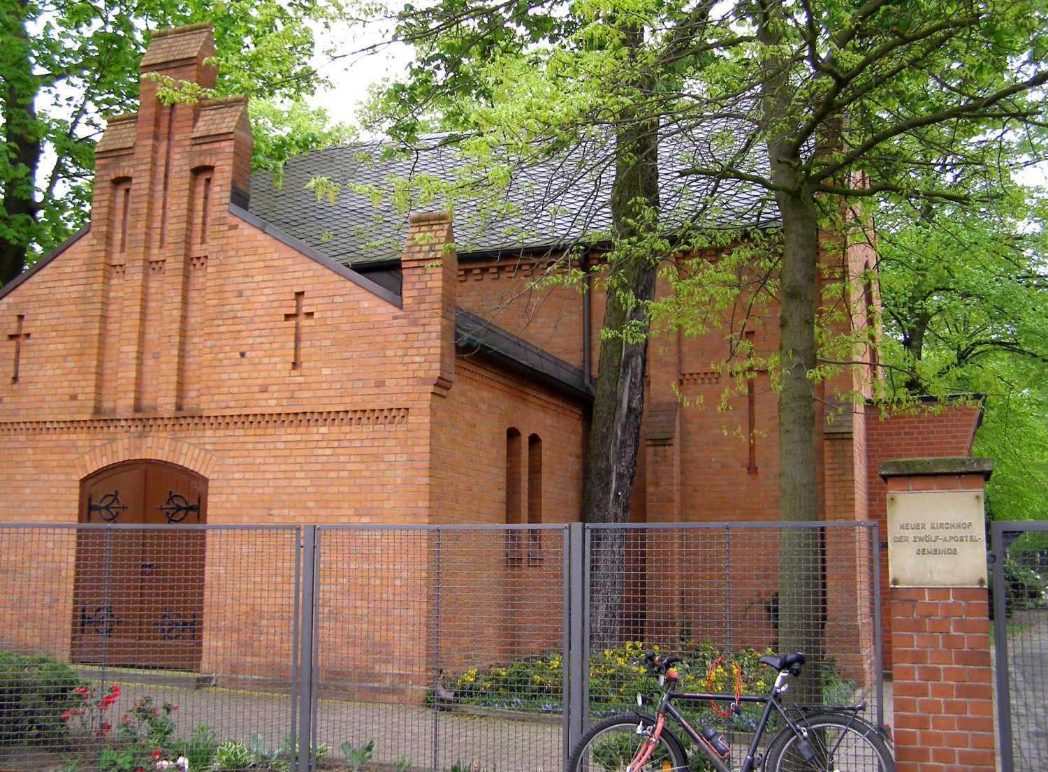 Eingangsbereich mit Blick auf die Feierhalle des Neuen Zwölf-Apostel-Friedhofs