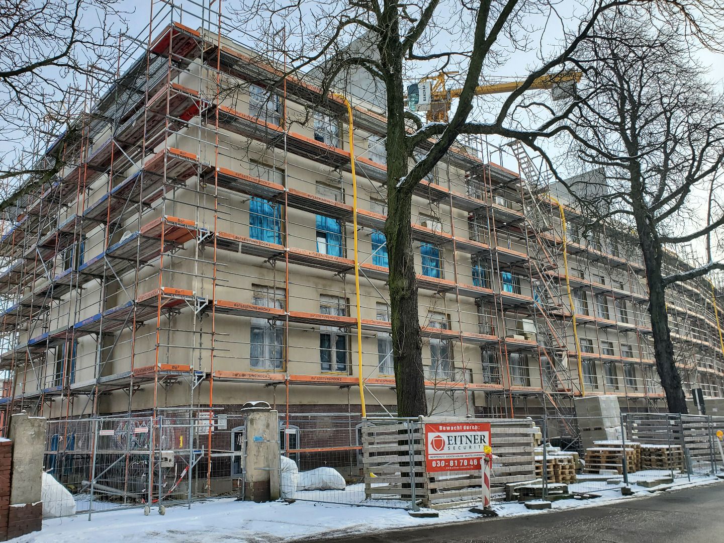 HasenGrund-Schule Pankow in Baugerüst eingekleidet