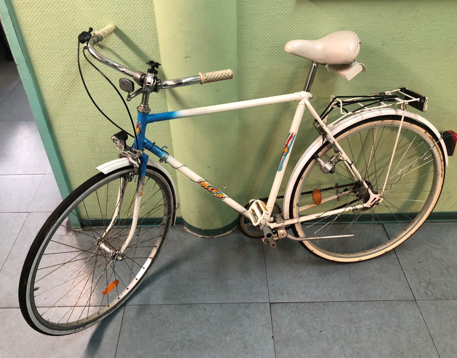 Weiß-blaues Herrenfahrrad