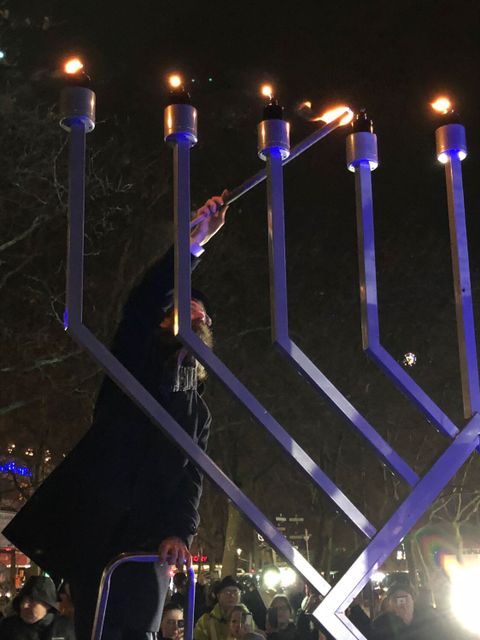 14. Dezember 2023: Rabbiner Segal entzündet die Lichter des Chanukka-Leuchters auf dem Hermann-Ehlers-Platz