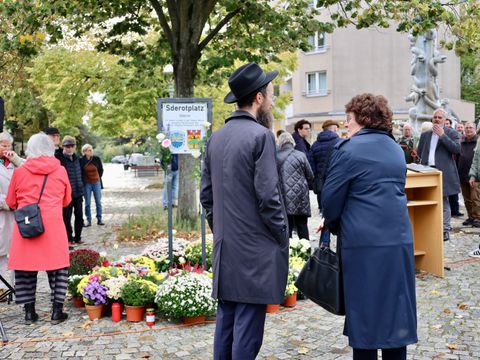 Gedenkveranstaltung am 7. Oktober 2024 auf dem Sderotplatz: Bezirksbürgermeisterin Maren Schellenberg im Gespräch mit Rabbiner Shmuel Segal