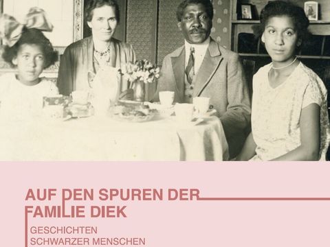 Bildvergrößerung: Der Katalog zur Ausstellung ist ab Oktober erhältlich. Titelfoto: Mandenga und Emilie Diek mit ihren Töchtern Erika und Dorothea, Privatbesitz Reiprich, 1920er Jahre